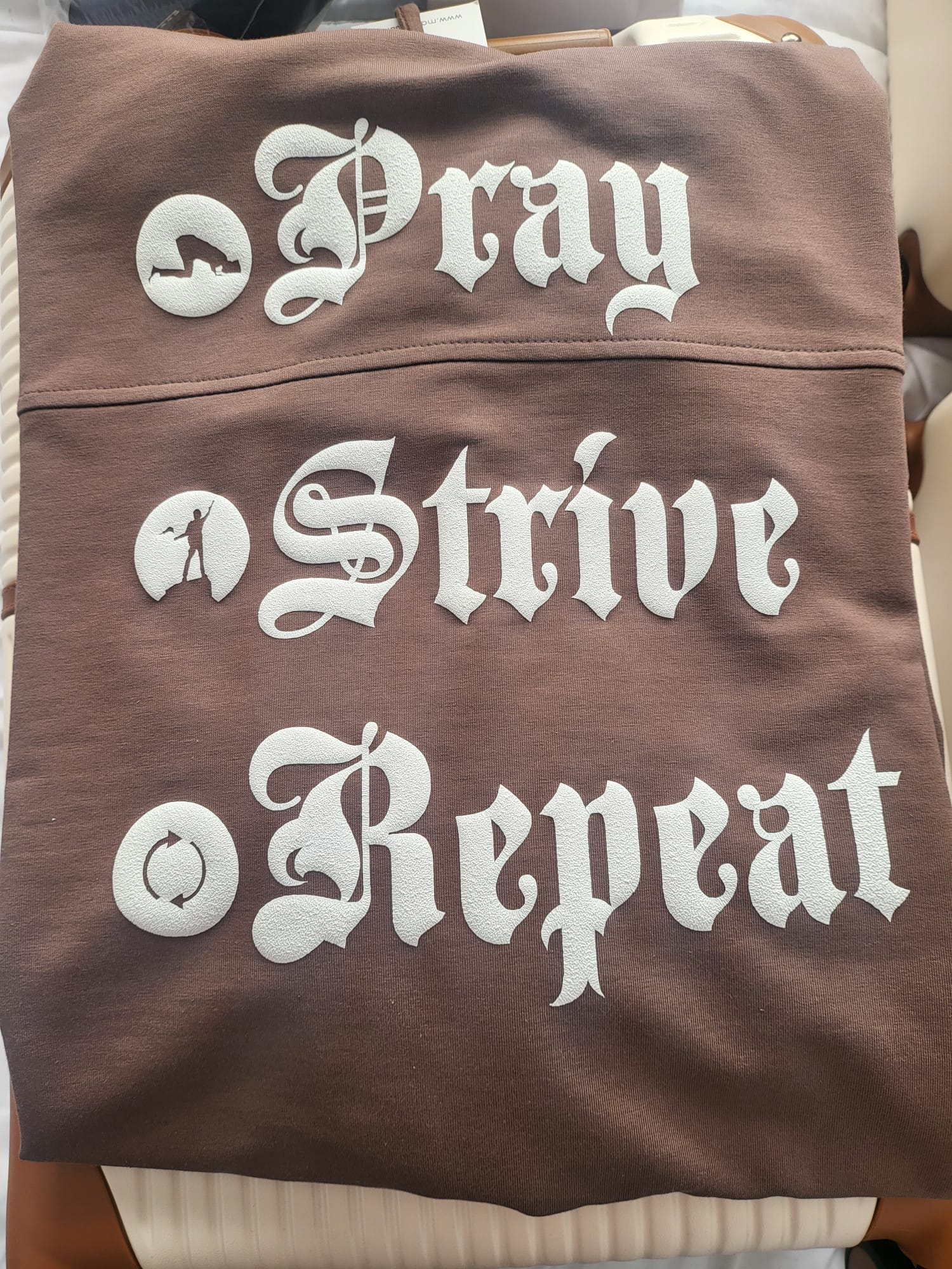 Pray Strive Repeat - hoodie brown